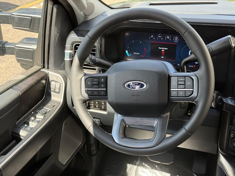 Ford Super Duty F-350 DRW Vehicle Full-screen Gallery Image 13
