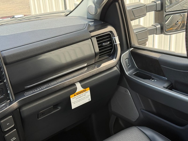 Ford Super Duty F-350 DRW Vehicle Full-screen Gallery Image 14