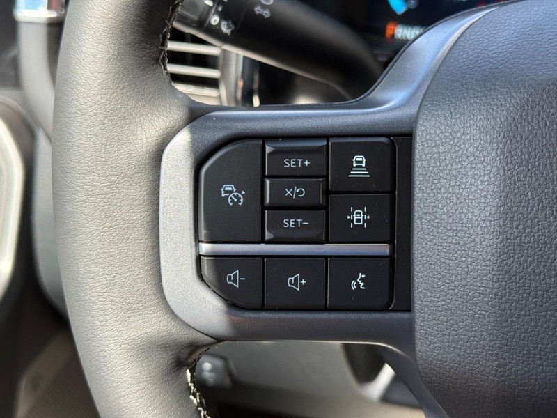 Ford Super Duty F-350 DRW Vehicle Full-screen Gallery Image 15
