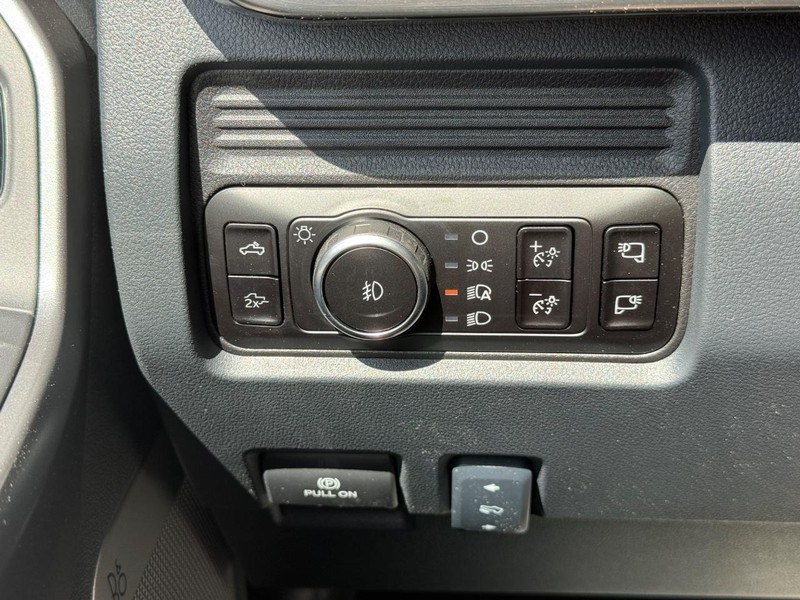 Ford Super Duty F-350 DRW Vehicle Full-screen Gallery Image 19