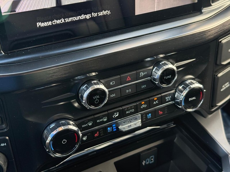 Ford Super Duty F-350 DRW Vehicle Full-screen Gallery Image 21