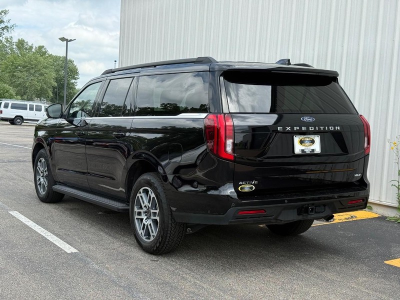 Ford Expedition Max Vehicle Full-screen Gallery Image 03