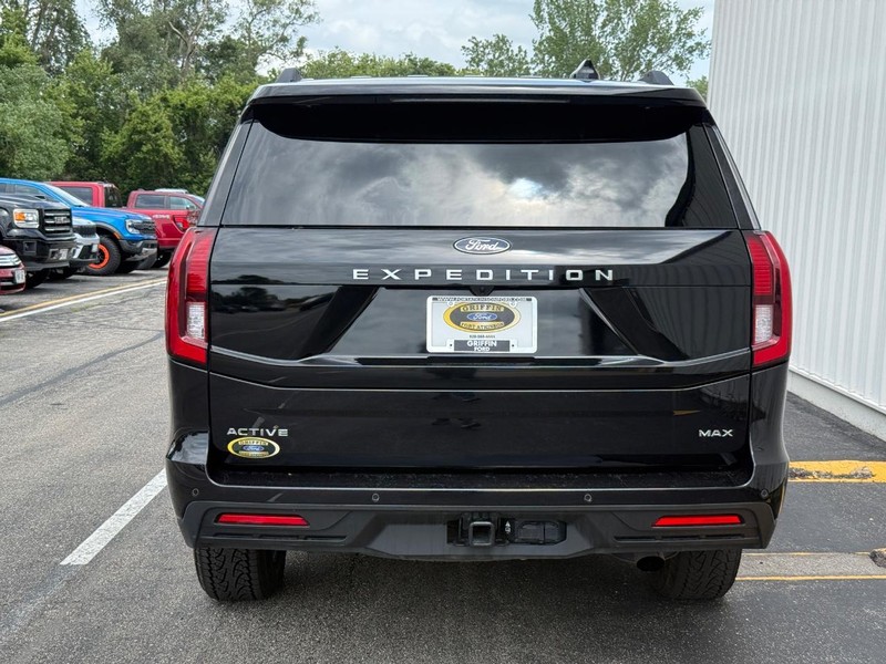 Ford Expedition Max Vehicle Full-screen Gallery Image 04