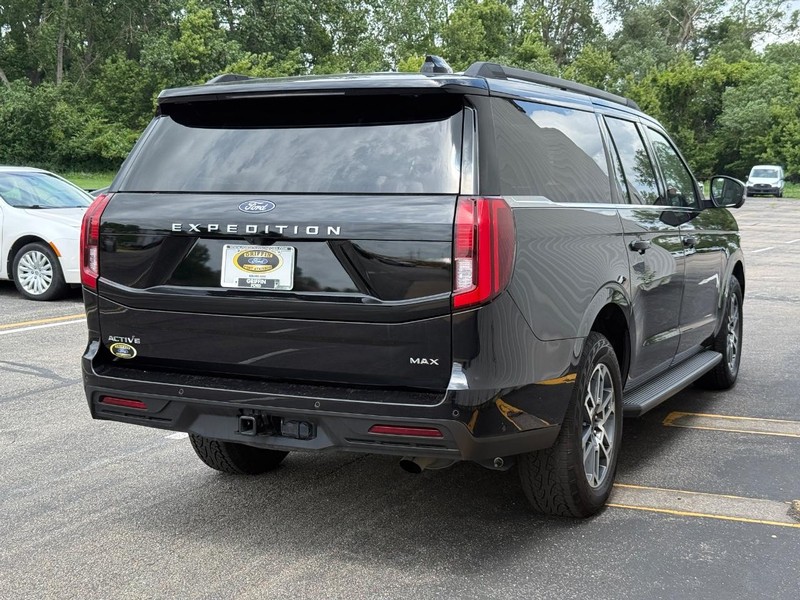Ford Expedition Max Vehicle Full-screen Gallery Image 05