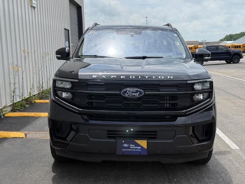 Ford Expedition Max Vehicle Full-screen Gallery Image 08