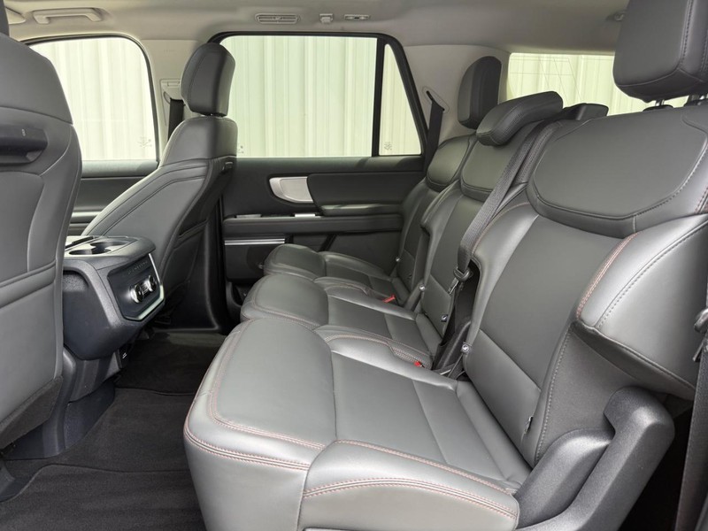 Ford Expedition Max Vehicle Full-screen Gallery Image 09