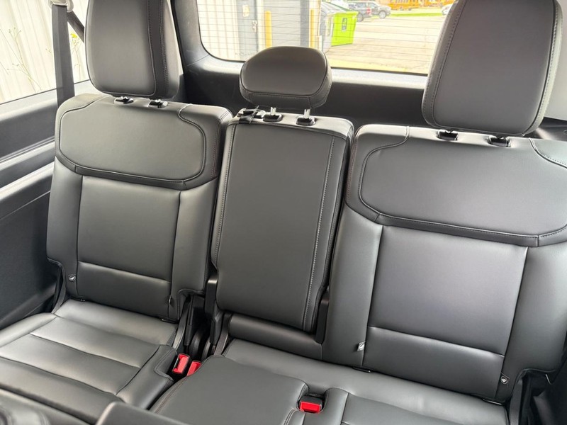 Ford Expedition Max Vehicle Full-screen Gallery Image 10