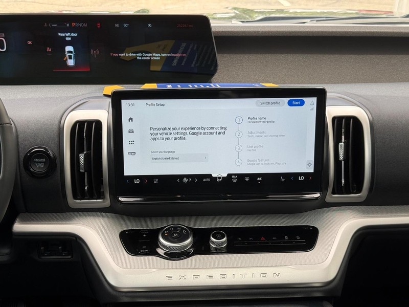 Ford Expedition Max Vehicle Full-screen Gallery Image 12