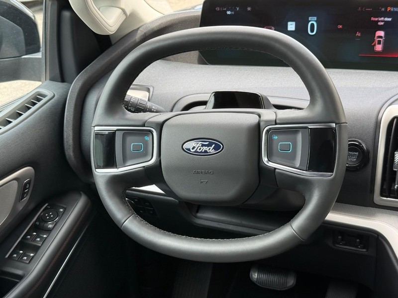 Ford Expedition Max Vehicle Full-screen Gallery Image 14