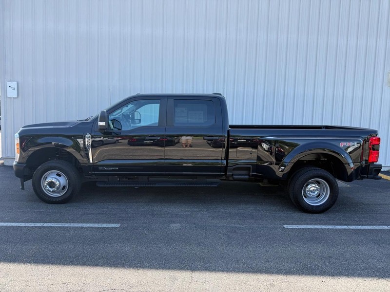 Ford Super Duty F-350 DRW Vehicle Full-screen Gallery Image 2