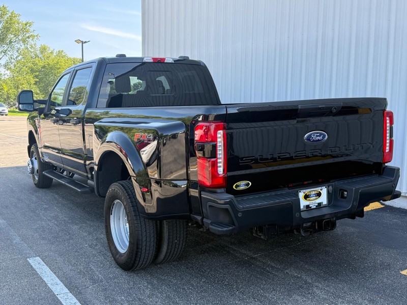 Ford Super Duty F-350 DRW Vehicle Full-screen Gallery Image 3