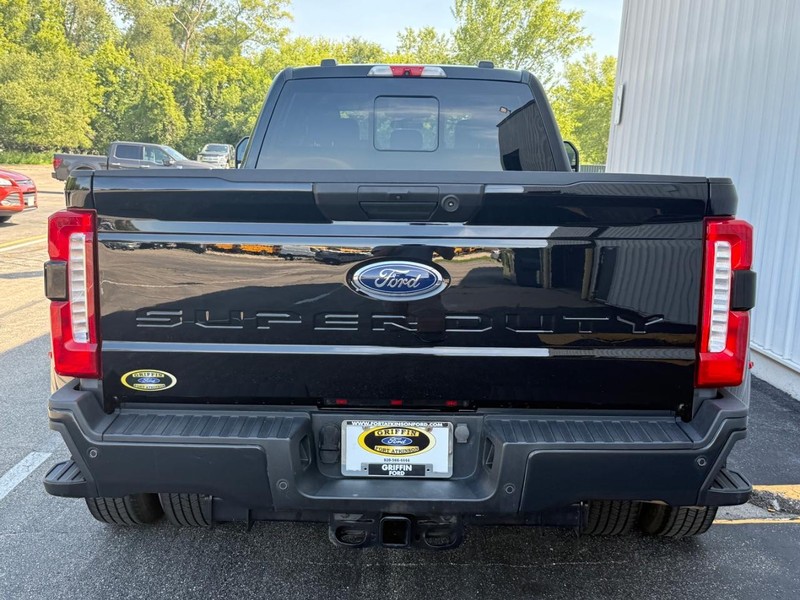 Ford Super Duty F-350 DRW Vehicle Full-screen Gallery Image 4