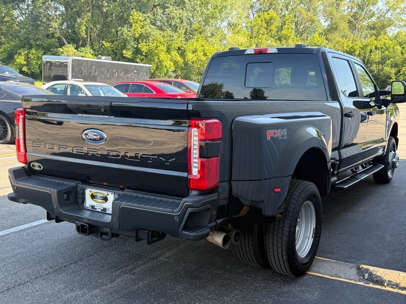 Ford Super Duty F-350 DRW Vehicle Full-screen Gallery Image 6
