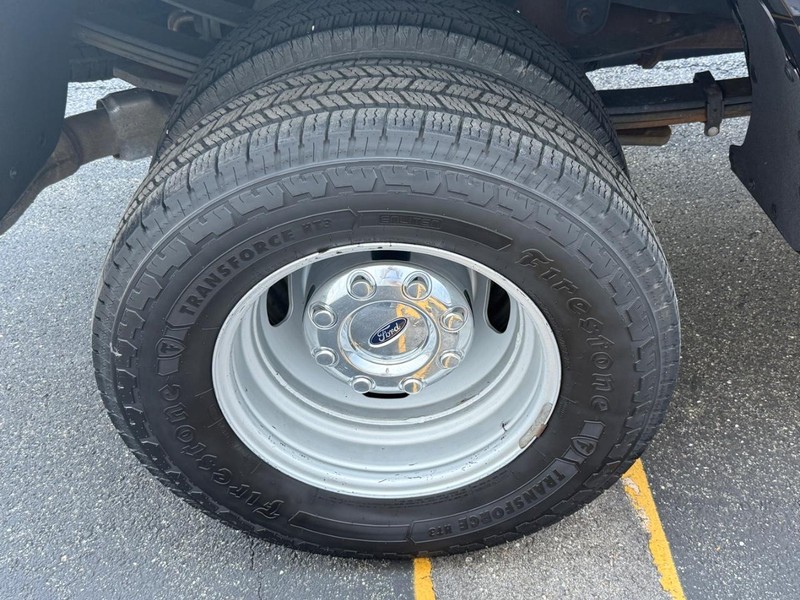 Ford Super Duty F-350 DRW Vehicle Full-screen Gallery Image 7