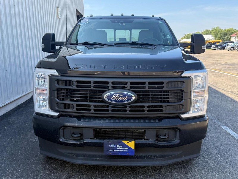 Ford Super Duty F-350 DRW Vehicle Full-screen Gallery Image 8