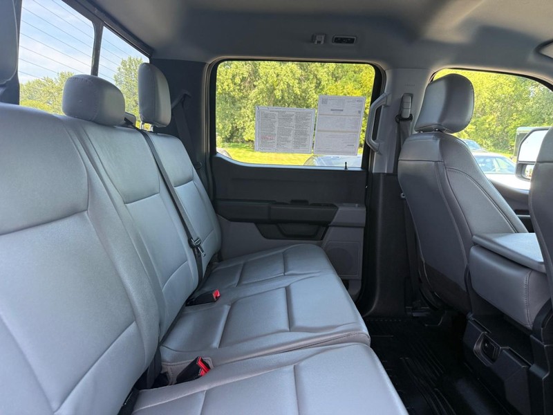 Ford Super Duty F-350 DRW Vehicle Full-screen Gallery Image 9