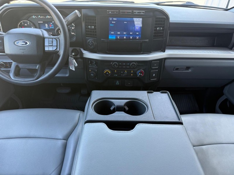 Ford Super Duty F-350 DRW Vehicle Full-screen Gallery Image 10