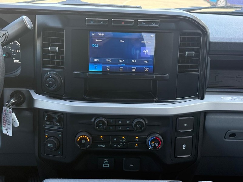 Ford Super Duty F-350 DRW Vehicle Full-screen Gallery Image 11