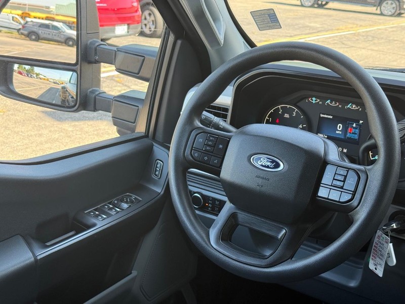 Ford Super Duty F-350 DRW Vehicle Full-screen Gallery Image 12