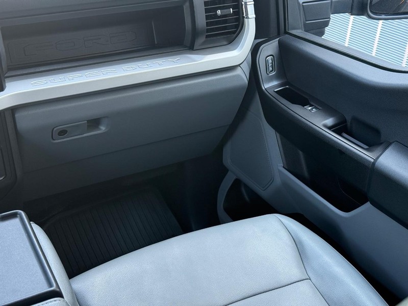 Ford Super Duty F-350 DRW Vehicle Full-screen Gallery Image 13