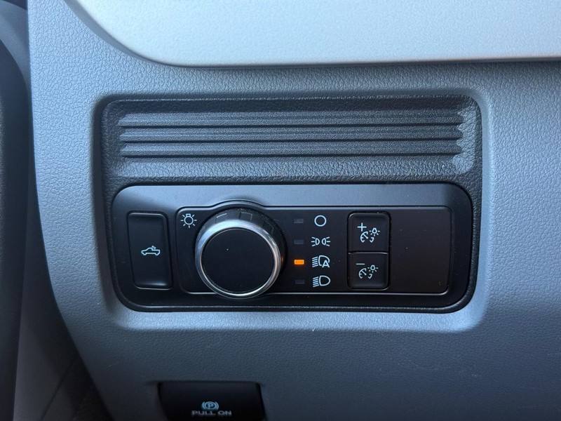 Ford Super Duty F-350 DRW Vehicle Full-screen Gallery Image 18