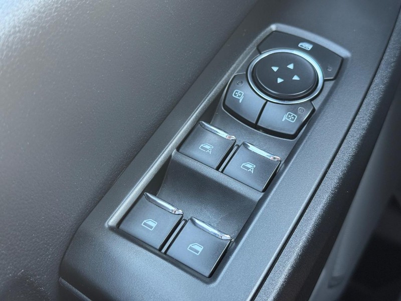 Ford Super Duty F-350 DRW Vehicle Full-screen Gallery Image 19