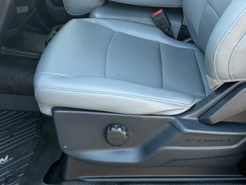 Ford Super Duty F-350 DRW Vehicle Full-screen Gallery Image 20