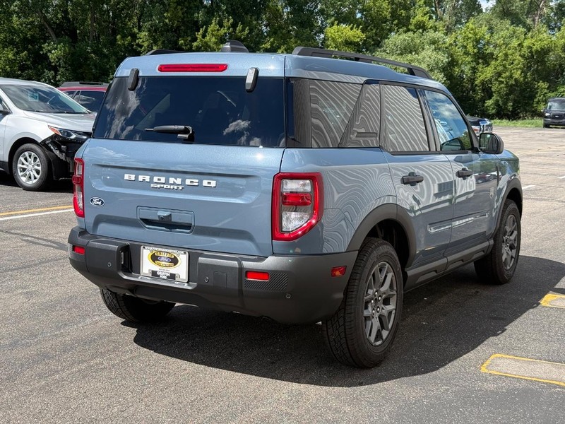 Ford Bronco Sport Vehicle Full-screen Gallery Image 3