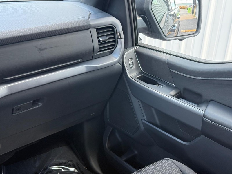 Ford F-150 Vehicle Full-screen Gallery Image 12