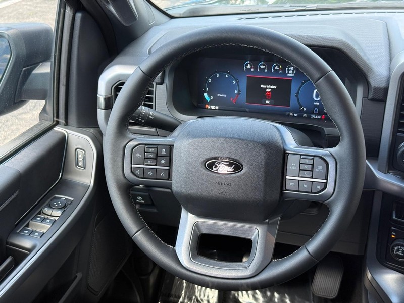 Ford F-150 Vehicle Full-screen Gallery Image 13