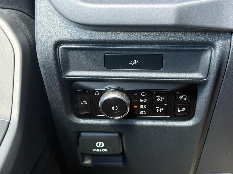Ford F-150 Vehicle Full-screen Gallery Image 21