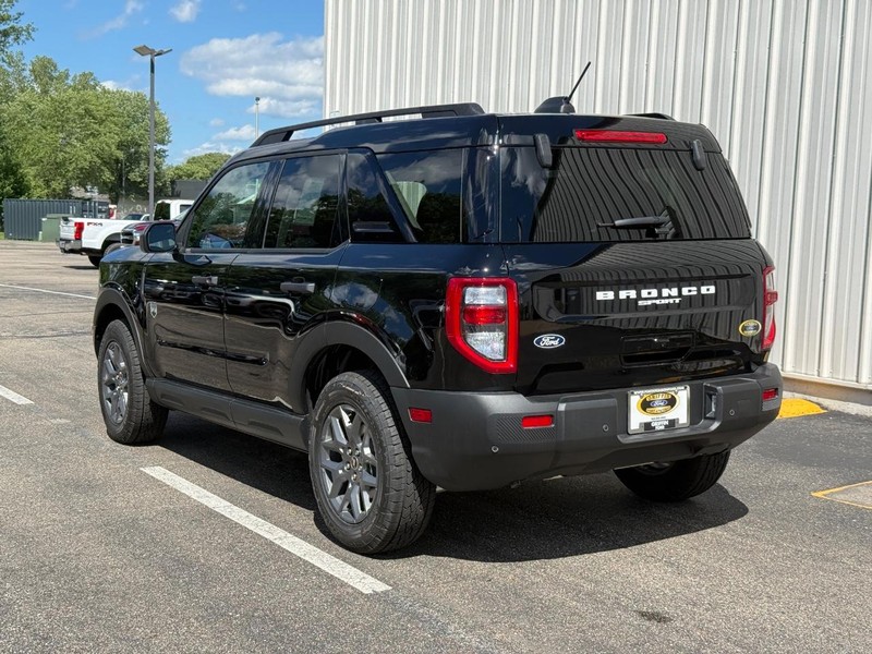 Ford Bronco Sport Vehicle Full-screen Gallery Image 3