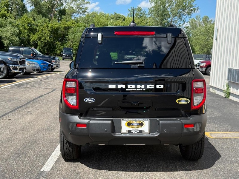 Ford Bronco Sport Vehicle Full-screen Gallery Image 4