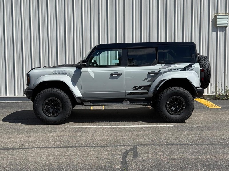 Ford Bronco Vehicle Full-screen Gallery Image 2