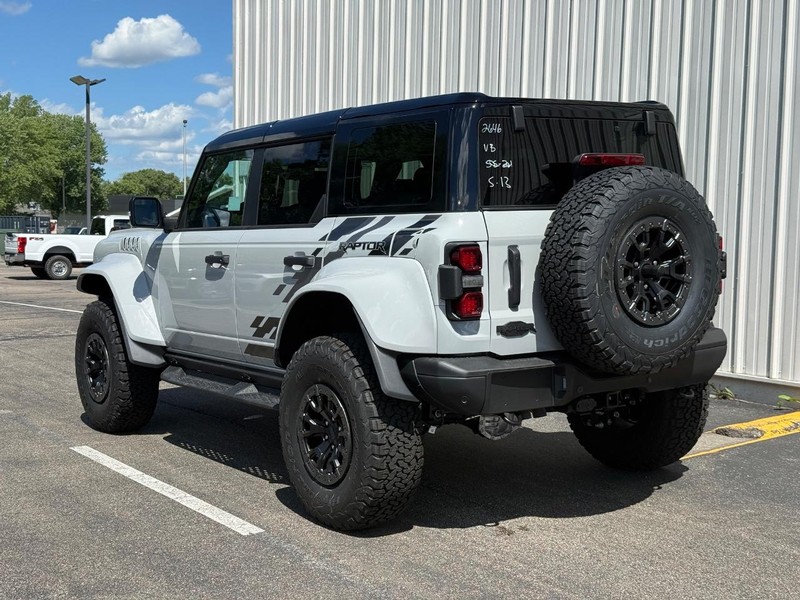 Ford Bronco Vehicle Full-screen Gallery Image 3