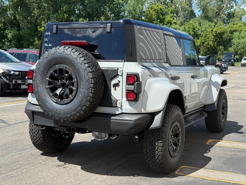Ford Bronco Vehicle Full-screen Gallery Image 4
