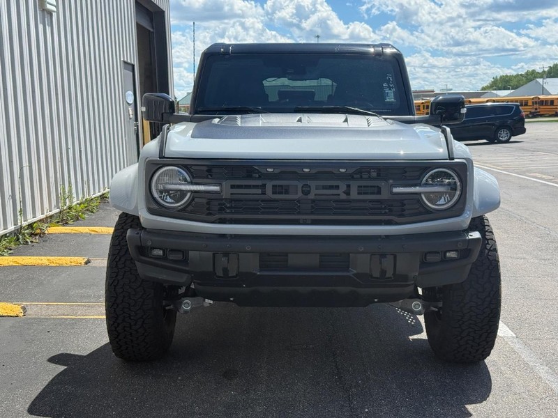 Ford Bronco Vehicle Full-screen Gallery Image 8