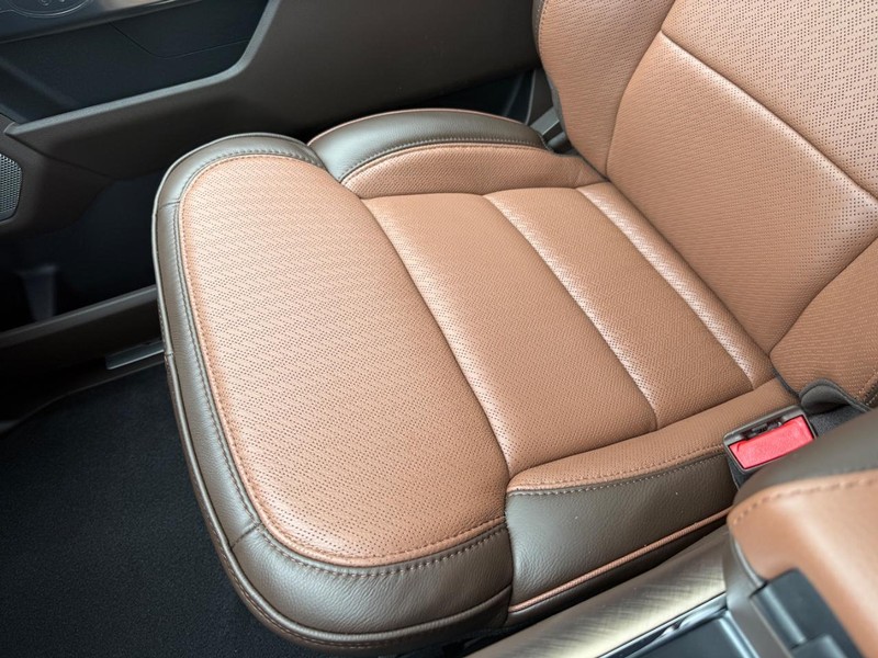 Ford F-150 Vehicle Full-screen Gallery Image 18