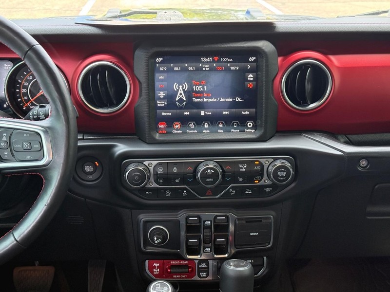 Jeep Wrangler Vehicle Full-screen Gallery Image 11