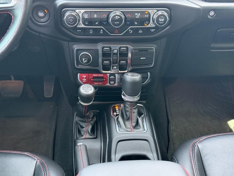 Jeep Wrangler Vehicle Full-screen Gallery Image 12