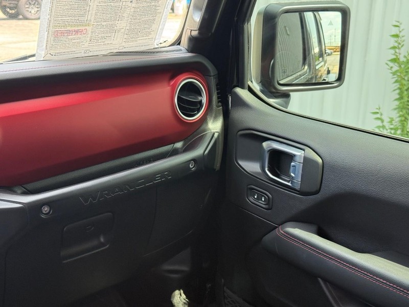 Jeep Wrangler Vehicle Full-screen Gallery Image 14