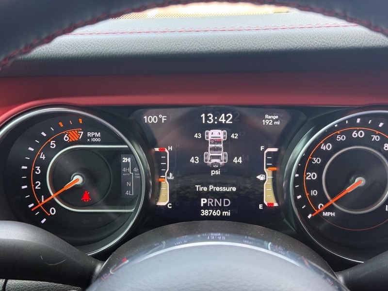Jeep Wrangler Vehicle Full-screen Gallery Image 17