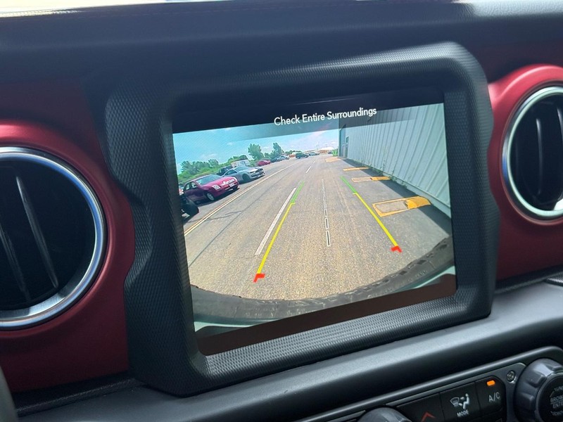 Jeep Wrangler Vehicle Full-screen Gallery Image 18