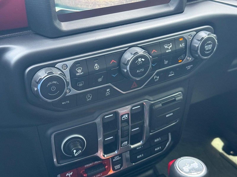 Jeep Wrangler Vehicle Full-screen Gallery Image 19