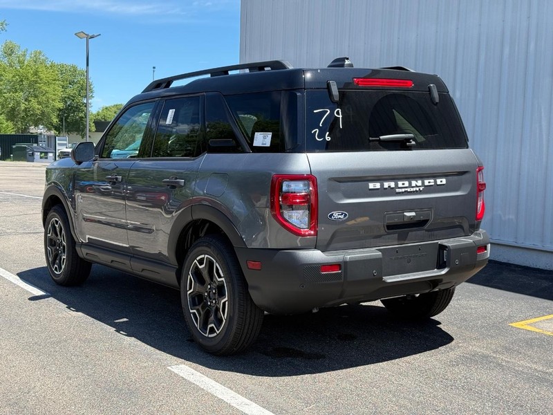 Ford Bronco Sport Vehicle Full-screen Gallery Image 3