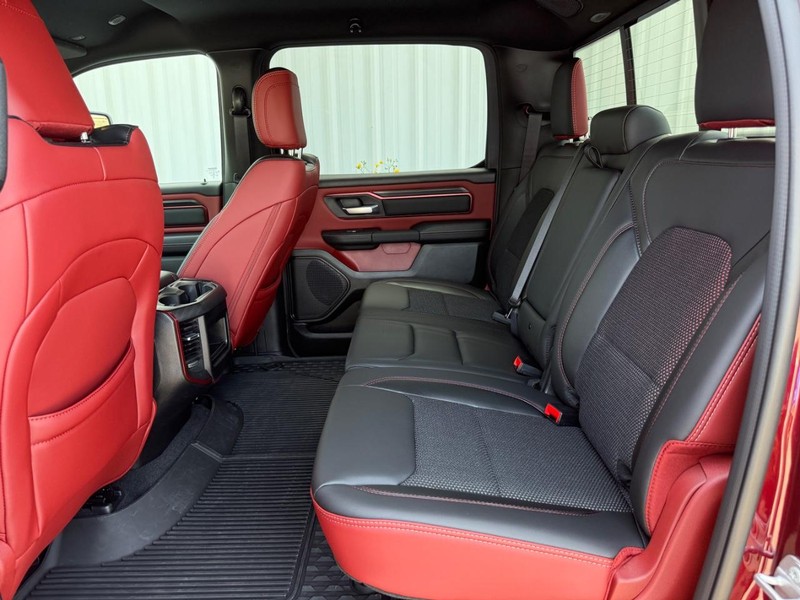 Ram 1500 Vehicle Full-screen Gallery Image 9