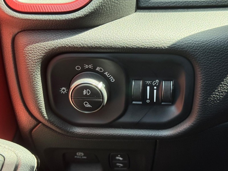 Ram 1500 Vehicle Full-screen Gallery Image 21