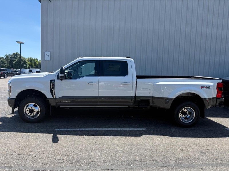 Ford Super Duty F-350 DRW Vehicle Full-screen Gallery Image 2