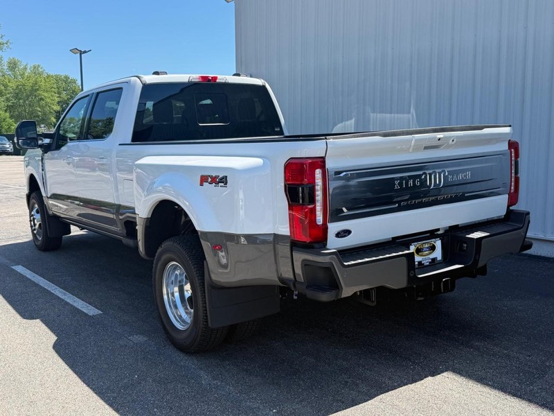 Ford Super Duty F-350 DRW Vehicle Full-screen Gallery Image 3