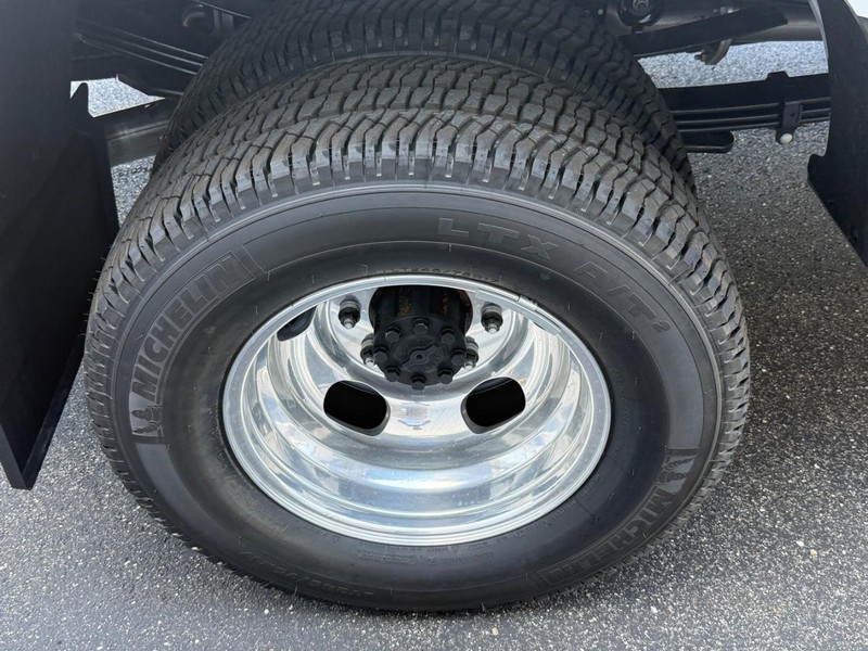 Ford Super Duty F-350 DRW Vehicle Full-screen Gallery Image 4